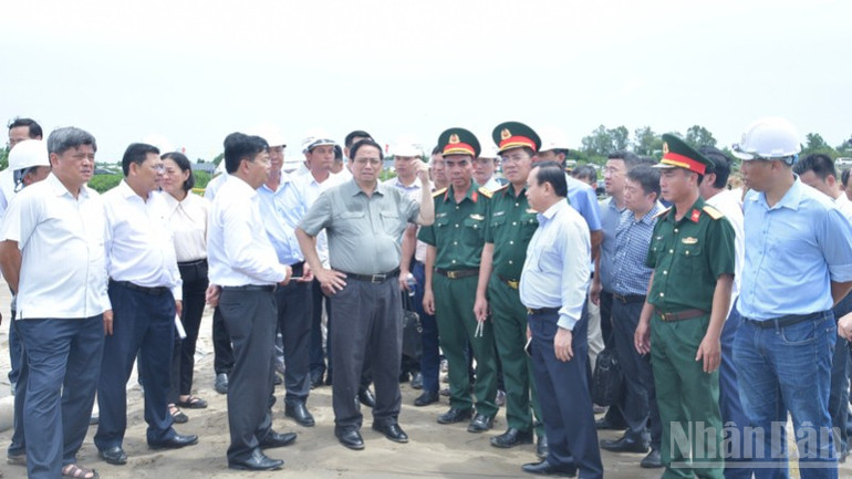 Thủ tướng Phạm Minh Chính thị sát công trường xây dựng cao tốc Châu Đốc-Cần Thơ-Sóc Trăng. (Ảnh: THANH GIANG) ndo_br_bb5-6660.jpg