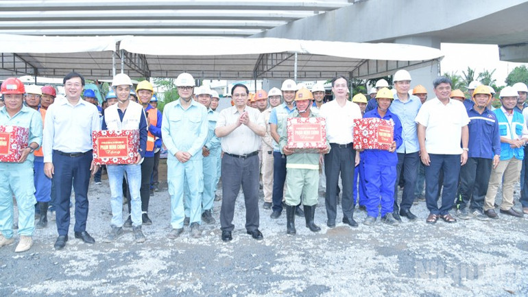 Thủ tướng Phạm Minh Chính tặng quà các đơn vị thi công trên công trường. (Ảnh: THANH GIANG) ndo_br_aaa2-8850.jpg