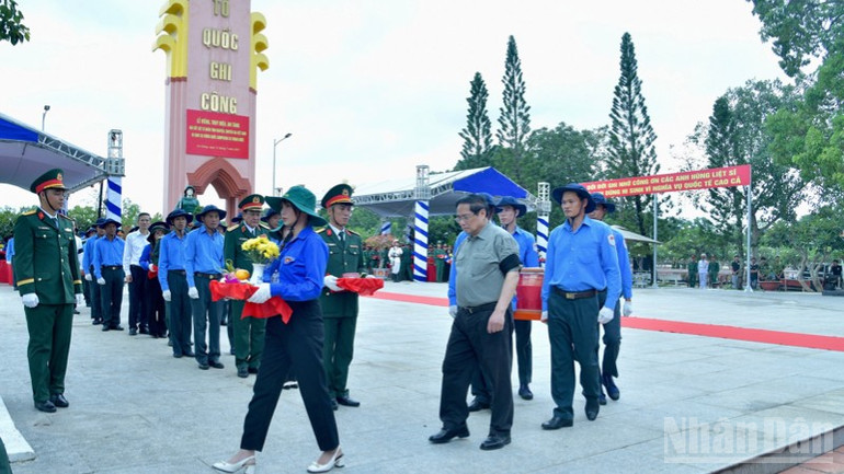 Thủ tướng Phạm Minh Chính và các đồng chí lãnh đạo tiễn đưa các Anh hùng liệt sĩ về nơi an nghỉ. (Ảnh: THANH GIANG) ndo_br_a4-428.jpg
