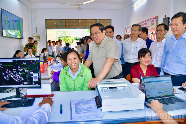 Thủ tướng Phạm Minh Chính hỏi thăm một người dân ở xã Mỹ Hiệp đến làm thủ tục hành chính tại Trung tâm Phục vụ hành chính công. (Ảnh: THANH GIANG) Thủ tướng Phạm Minh Chính hỏi thăm một người dân ở xã Mỹ Hiệp đến làm thủ tục hành chính tại Trung tâm Phục vụ hành chính công. (Ảnh: THANH GIANG)
