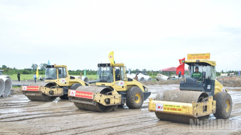 Công trường thi công tuyến cao tốc Châu Đốc-Cần Thơ-Sóc Trăng. (Ảnh: THANH GIANG) ndo_br_bb4-2754.jpg