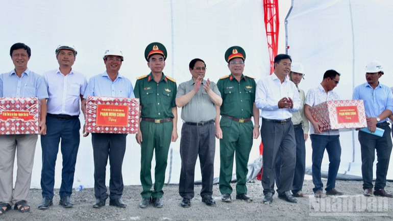 Thủ tướng Phạm Minh Chính tặng quà động viên các đơn vị thi công. (Ảnh: THANH GIANG) ndo_br_bb2-5393.jpg