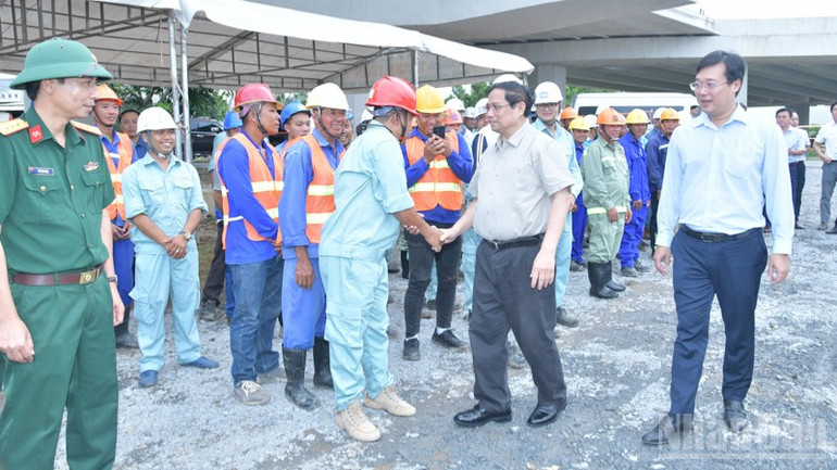 Thủ tướng Phạm Minh Chính tới thăm, động viên các đơn vị thi công dự án cao tốc Cao Lãnh-An Hữu. (Ảnh: THANH GIANG) ndo_br_aaa1-4234.jpg