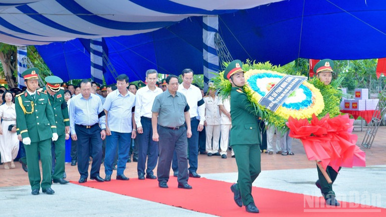 Thủ tướng Phạm Minh Chính và Đoàn công tác vào viếng các Anh hùng liệt sĩ tại Nghĩa trang Liệt sĩ Dốc Bà Đắc. (Ảnh: THANH GIANG) ndo_br_a1-5672.jpg