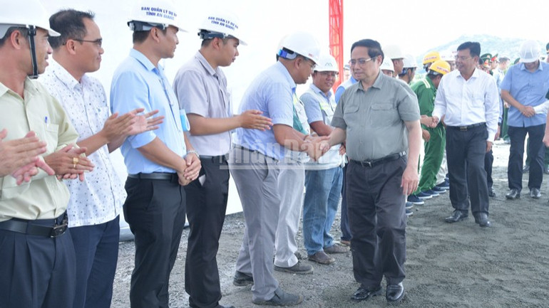 Thủ tướng Phạm Minh Chính tới thăm, động viên các đơn vị đang thi công Dự án cao tốc Châu Đốc - Cần Thơ-Sóc Trăng. (Ảnh: THANH GIANG) ndo_c_bb1-1760.jpg