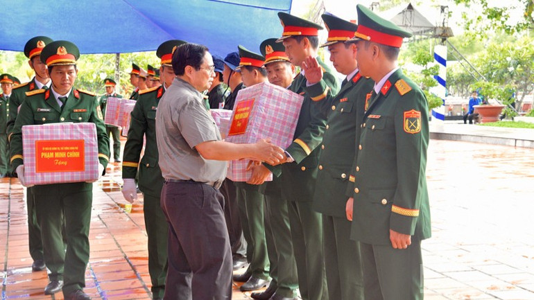 Thủ tướng Phạm Minh Chính tặng quà động viên các lực lượng, đơn vị có thành tích xuất sắc trong việc tìm kiếm, quy tập hài cốt liệt sĩ. (Ảnh: THANH GIANG) ndo_br_a12-9105.jpg