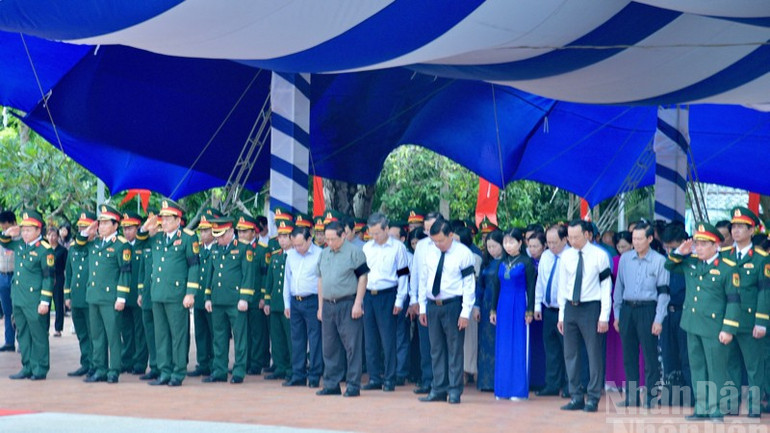 Thủ tướng Phạm Minh Chính và các đại biểu dành một phút mặc niệm tưởng niệm các Anh hùng liệt sĩ. (Ảnh: THANH GIANG) ndo-br-a3-7259.jpg