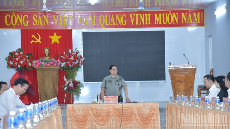 Thủ tướng Phạm Minh Chính phát biểu ý kiến tại cuộc làm việc với lãnh đạo tỉnh An Giang, phường Thới Sơn. (Ảnh: THANH GIANG) ndo_br_ab4-269.jpg