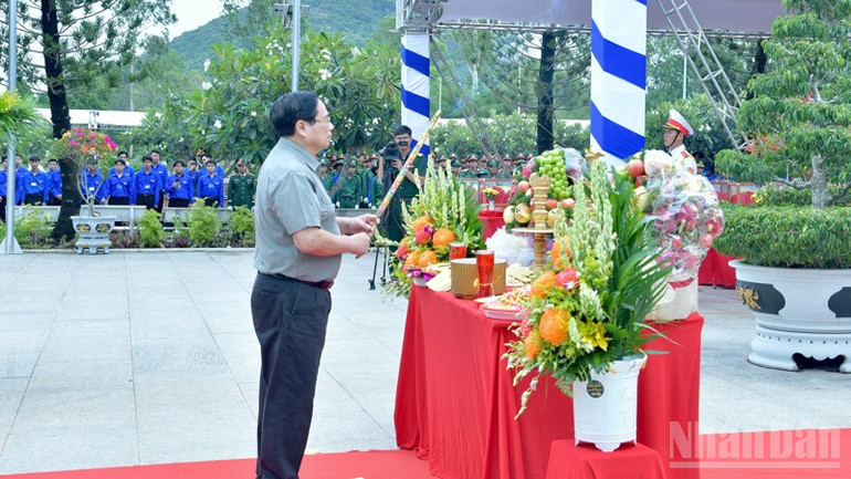 Thủ tướng Phạm Minh Chính dâng hương tưởng niệm các Anh hùng liệt sĩ. (Ảnh: THANH GIANG) ndo_br_a2-4985.jpg