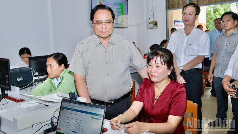 Thủ tướng Phạm Minh Chính hỏi thăm người dân đến làm thủ tục hành chính. (Ảnh: THANH GIANG) Thủ tướng Phạm Minh Chính hỏi thăm người dân đến làm thủ tục hành chính. (Ảnh: THANH GIANG)