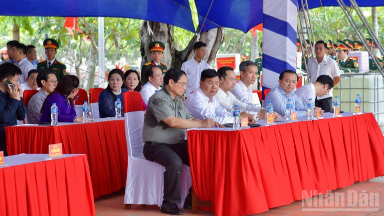 Thủ tướng Phạm Minh Chính dự lễ biểu dương, khen thưởng các lực lượng, đơn vị tham gia tìm kiếm, quy tập hài cốt liệt sĩ. (Ảnh: THANH GIANG) ndo_br_a10-5049.jpg
