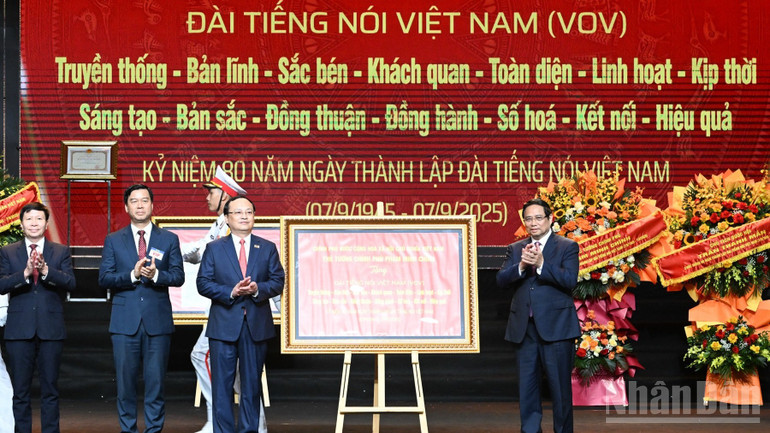Thủ tướng Phạm Minh Chính tặng Đài Tiếng nói Việt Nam 28 chữ: Truyền thống - Bản lĩnh - Sắc bén - Khách quan - Toàn diện - Linh hoạt - Kịp thời - Sáng tạo - Bản sắc - Đồng thuận - Đồng hành - Số hóa - Kết nối - Hiệu quả. (Ảnh: TRẦN HẢI) Thủ tướng Phạm Minh Chính tặng Đài Tiếng nói Việt Nam 28 chữ: Truyền thống - Bản lĩnh - Sắc bén - Khách quan - Toàn diện - Linh hoạt - Kịp thời - Sáng tạo - Bản sắc - Đồng thuận - Đồng hành - Số hóa - Kết nối - Hiệu quả. (Ảnh: TRẦN HẢI)