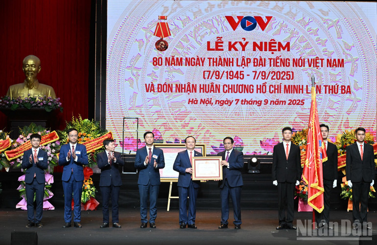 Thủ tướng Phạm Minh Chính trao Huân chương Hồ Chí Minh tặng Đài Tiếng nói Việt Nam. (Ảnh: TRẦN HẢI) Thủ tướng Phạm Minh Chính trao Huân chương Hồ Chí Minh tặng Đài Tiếng nói Việt Nam. (Ảnh: TRẦN HẢI)