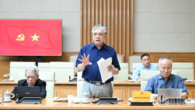 PGS,TS Trần Đình Thiên phát biểu ý kiến tại cuộc họp. (Ảnh: Trần Hải) ndo_br_b7-6023-4503.jpg