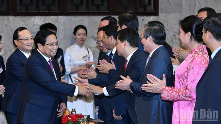 Thủ tướng Phạm Minh Chính với các đại biểu tham dự lễ kỷ niệm. (Ảnh: TRẦN HẢI) Thủ tướng Phạm Minh Chính với các đại biểu tham dự lễ kỷ niệm. (Ảnh: TRẦN HẢI)