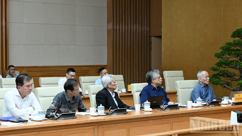 Các thành viên Hội đồng Tư vấn chính sách tham dự cuộc họp. (Ảnh: Trần Hải) ndo_br_b5-394-2618.jpg