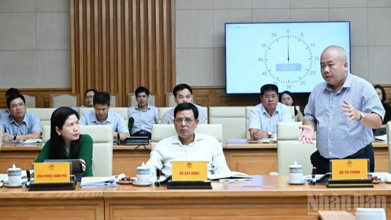 Đại diện lãnh đạo Bộ Tài chính phát biểu ý kiến tại cuộc họp. (Ảnh: Trần Hải) ndo_br_c4-7902.jpg