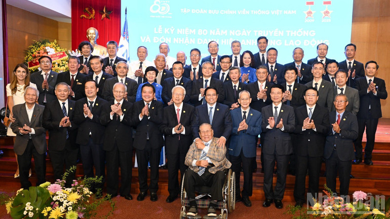 Thủ tướng Phạm Minh Chính với các thế hệ lãnh đạo, cán bộ Tập đoàn VNPT (Ảnh: TRẦN HẢI). Thủ tướng Phạm Minh Chính với các thế hệ lãnh đạo, cán bộ Tập đoàn VNPT (Ảnh: TRẦN HẢI).