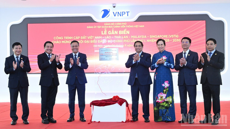 Thủ tướng Phạm Minh Chính và các đồng chí lãnh đạo thực hiện nghi thức gắn biển Công trình cáp đất Việt Nam-Lào-Thái Lan-Malaysia-Singapore (VSTN) chào mừng Đại hội Đại biểu Đảng bộ Chính phủ lần thứ I, nhiệm kỳ 2025-2030. (Ảnh: TRẦN HẢI). Thủ tướng Phạm Minh Chính và các đồng chí lãnh đạo thực hiện nghi thức gắn biển Công trình cáp đất Việt Nam-Lào-Thái Lan-Malaysia-Singapore (VSTN) chào mừng Đại hội Đại biểu Đảng bộ Chính phủ lần thứ I, nhiệm kỳ 2025-2030. (Ảnh: TRẦN HẢI).