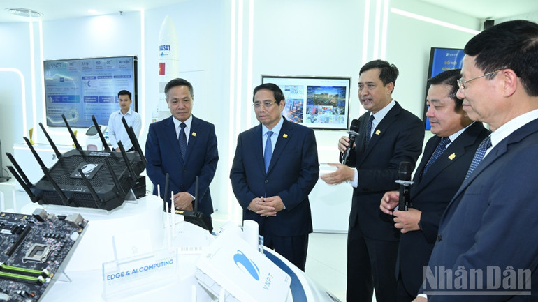 Thủ tướng Phạm Minh Chính nghe lãnh đạo Tập đoàn VNPT giới thiệu về các thiết bị công nghệ mới. (Ảnh: TRẦN HẢI). Thủ tướng Phạm Minh Chính nghe lãnh đạo Tập đoàn VNPT giới thiệu về các thiết bị công nghệ mới. (Ảnh: TRẦN HẢI).