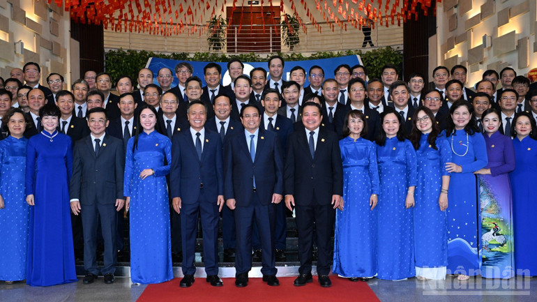Thủ tướng Phạm Minh Chính với lãnh đạo, cán bộ, nhân viên Tập đoàn VNPT. (Ảnh: TRẦN HẢI). ndo_br_b5-7104-3801.jpg