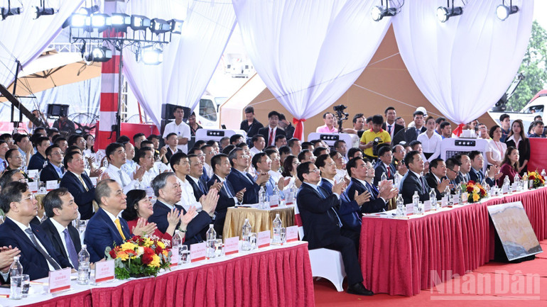 Tổng Bí thư Tô Lâm, Thủ tướng Phạm Minh Chính và các đại biểu tham dự buổi lễ. (Ảnh: Trần Hải). ndo_br_a2-1499.jpg