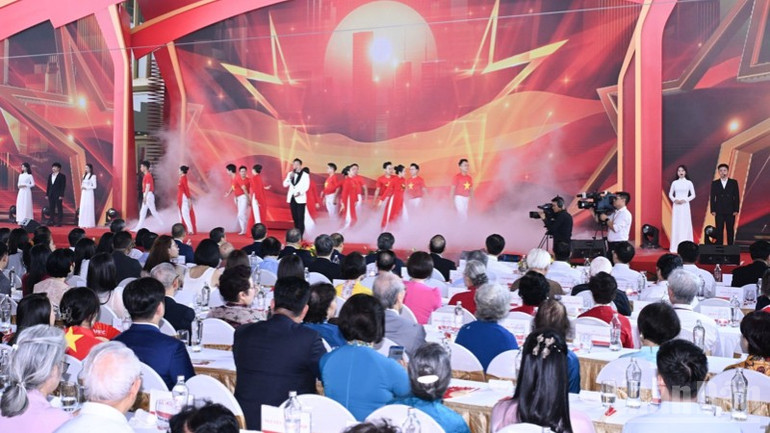 Một tiết mục văn nghệ được biểu diễn tại buổi lễ. (Ảnh: TRẦN HẢI) ndo_br_a4-8575.jpg