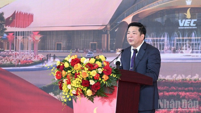 Bộ trưởng Xây dựng Trần Hồng Minh báo cáo tại buổi lễ. (Ảnh: TRẦN HẢI) ndo_br_a6-7408.jpg