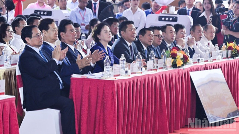 Thủ tướng Phạm Minh Chính, các đồng chí lãnh đạo, nguyên lãnh đạo Đảng, Nhà nước tham dự buổi lễ. (Ảnh: TRẦN HẢI) ndo_br_a3-5183.jpg