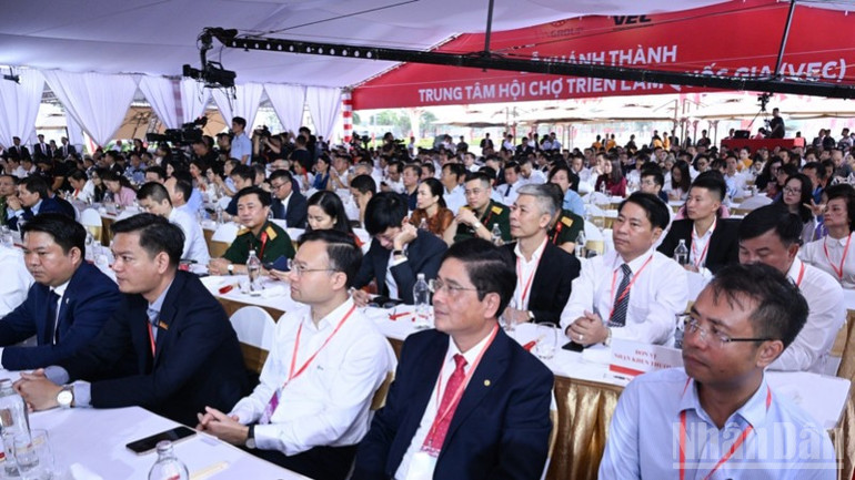 Các đại biểu tham dự buổi lễ. (Ảnh: TRẦN HẢI) ndo_br_a5-1875.jpg
