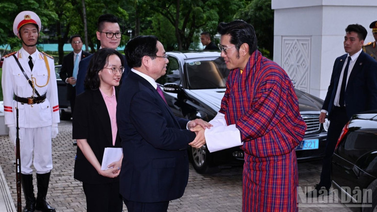 Thủ tướng Phạm Minh Chính đón Quốc vương Bhutan Jigme Khesar Namgyel Wangchuck tại sảnh Trụ sở Chính phủ. ndo_br_a2-6678-8844.jpg