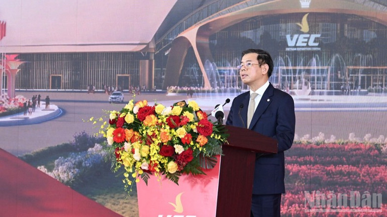 Đại diện lãnh đạo Tập đoàn Vingroup phát biểu ý kiến tại buổi lễ. (Ảnh: TRẦN HẢI) ndo_br_a7-4630.jpg