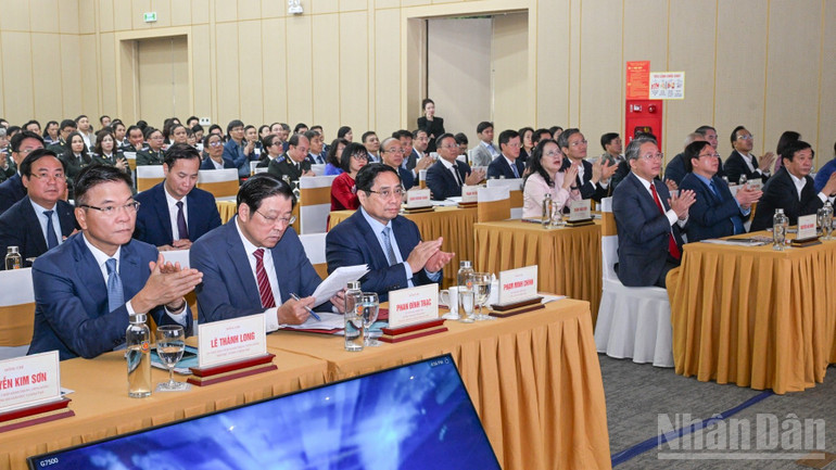 O primeiro-ministro Pham Minh Chinh e outros líderes e delegados presentes na conferência. (Foto: Tran Hai) ndo_br_a1-2848.jpg