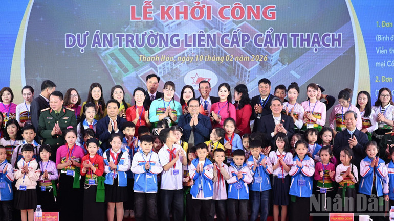 Thủ tướng Chính phủ Phạm Minh Chính với các thầy cô giáo, học sinh Trường tiểu học Cẩm Thạch. (Ảnh: Trần Hải)