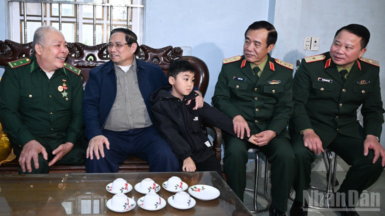 Thủ tướng Phạm Minh Chính thăm, động viên gia đình ông Vũ Xuân Hoạt, thương binh hạng 1/4. (Ảnh: Trần Hải)