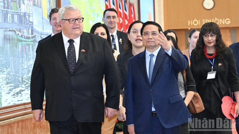 Thủ tướng Phạm Minh Chính cùng với Chủ tịch Quốc hội New Zealand Gerry Brownlee vào phòng hội đàm của Trụ sở Chính phủ. (Ảnh: Trần Hải) ndo_br_b7-8524.jpg