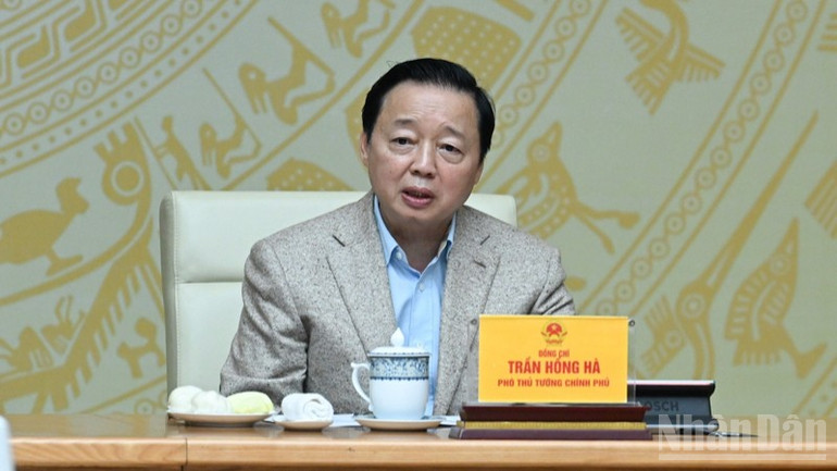 ທ່ານຮອງນາຍົກລັດຖະມົນຕີ Tran Hong Ha ກ່າວຄຳເຫັນທີ່ກອງປະຊຸມ. (ພາບ: TRAN HAI) ndo_br_a7-9904-941.jpg