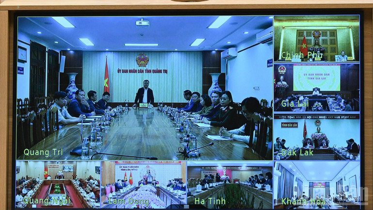Toplantı, Orta ve Orta Dağlık Bölgelerdeki 7 il ve şehre canlı olarak yayınlandı. (Fotoğraf: Tran Hai) ndo_br_a5-468.jpg