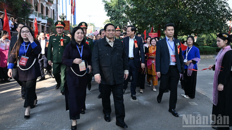 Thủ tướng Chính phủ Phạm Minh Chính tới dự lễ khởi công các Trường chuyên biệt được tổ chức tại điểm cầu chính Trường Phổ thông Vùng cao Việt Bắc, tỉnh Thái Nguyên. (Ảnh: Trần Hải)