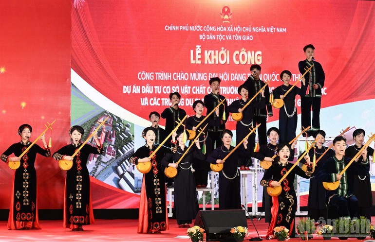 Một tiết mục văn nghệ đặc sắc được biểu diễn tại buổi lễ. (Ảnh: Trần Hải)