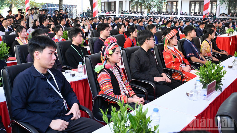 Học sinh Trường Phổ thông Vùng cao Việt Bắc tham dự lễ khởi công. (Ảnh: Trần Hải)