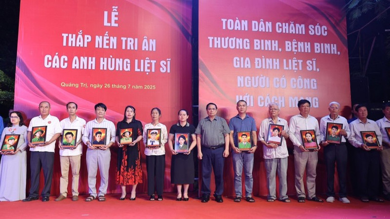 Thủ tướng Phạm Minh Chính trao các di ảnh liệt sĩ được phục chế tặng thân nhân các gia đình liệt sĩ (Ảnh: Nhật Bắc/VGP). d6-7910-3610.jpg