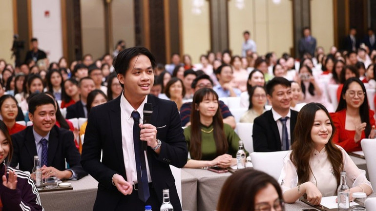 Đại diện bà con cộng đồng phát biểu ý kiến tại buổi gặp gỡ. (Ảnh: Nhật Bắc/VGP) b7-5533.jpg