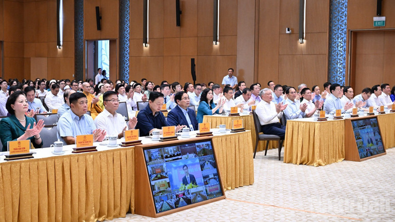 Thủ tướng Phạm Minh Chính, các đồng chí lãnh đạo, đại biểu tham dự buổi lễ. (Ảnh TRẦN HẢI) ndo_br_a1-4199.jpg