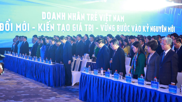 Thủ tướng Phạm Minh Chính, các đồng chí lãnh đạo, đại biểu dành một phút mặc niệm các nạn nhân bị thiệt mạng bởi thiên tai, bão lũ. (Ảnh: Trần Hải)