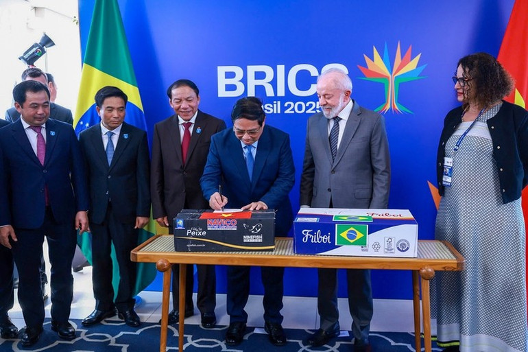 Thủ tướng ký tượng trưng lô hàng xuất khẩu của Việt Nam sang thị trường Brazil. (Ảnh: VGP/NHẬT BẮC) anh-6.jpg