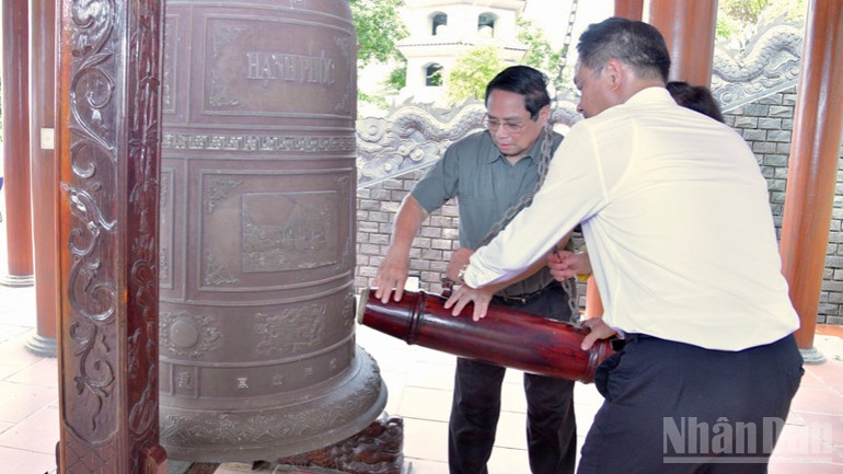 Thủ tướng Phạm Minh Chính thực hiện nghi thức thỉnh chuông tại Đền tưởng niệm. ndo_br_a7-9699.jpg