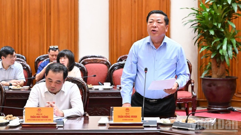 Le ministre de la Construction, Tran Hong Minh, prend la parole lors de la réunion (Photo : Tran Hai). ndo_br_c6-4882.jpg
