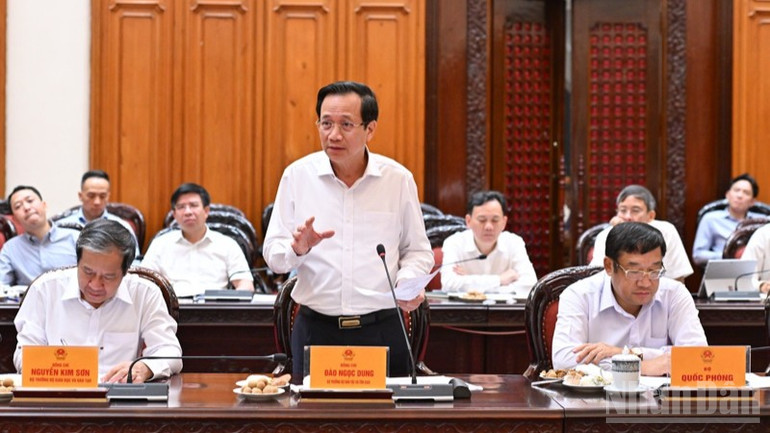 Le ministre des Minorités ethniques et des Religions, Dao Ngoc Dung, prend la parole lors de la réunion. (Photo : Tran Hai). ndo_br_c7-3777.jpg