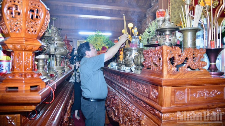 Thủ tướng Phạm Minh Chính dâng hương tại Đền thờ Chủ tịch Hồ Chí Minh và các Anh hùng liệt sĩ. ndo_br_a3-7215.jpg